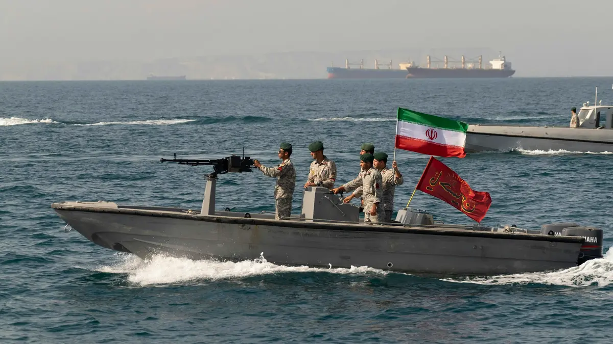 Military patrols in the highly contested waters of the Strait of Hormuz. Sumber: Amwaj.media / Iran-US ceasefire holds amid spike in tensions in Strait of Hormuz