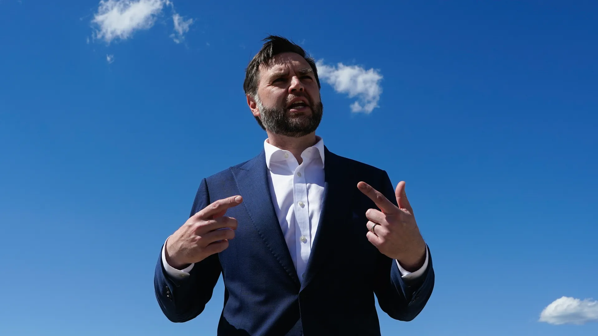 JD Vance engages in high-stakes diplomatic discussions. Sumber: Axios / Vance travels to Switzerland for nuclear talks with Iran