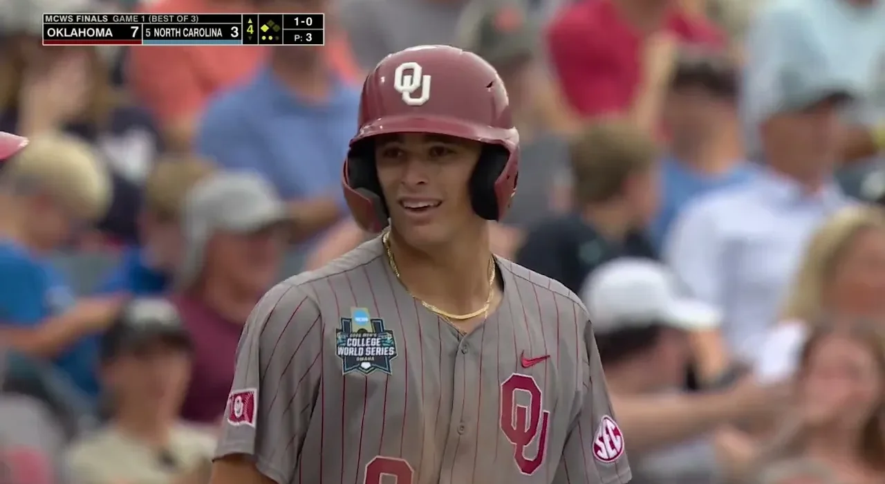 North Carolina Tar Heels in action. Sumber: Raleigh News & Observer / UNC-OU baseball College World Series finals game 1 result ...