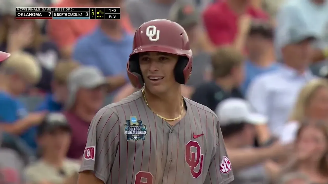 North Carolina Tar Heels in action. Sumber: Raleigh News & Observer / UNC-OU baseball College World Series finals game 1 result ...