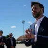 Vice President JD Vance speaking to reporters at Joint Base Andrews before departing for Switzerland. Sumber: The New Indian Express / US Vice President JD Vance arrives in Switzerland to launch talks ...